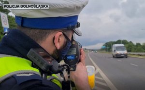 Przed nami długi weekend - policjanci apelują o przestrzeganie przepisów i rozsądek na drodze