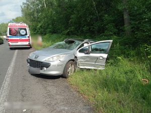 Na zdjęciu pojazd po kolizji i karetka pogotowia