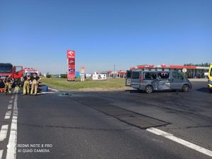 Na zdjęciu uszkodzone pojazdy uczestniczące w wypadku drogowym