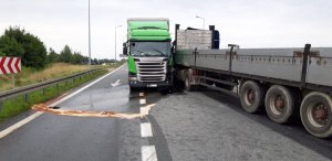 Na zdjęciu dwa pojazdy ciężarowe uszkodzone w wyniku zdarzenia drogowego.