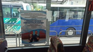 Na zdjęciu plakat z informacja o naborze w autobusie